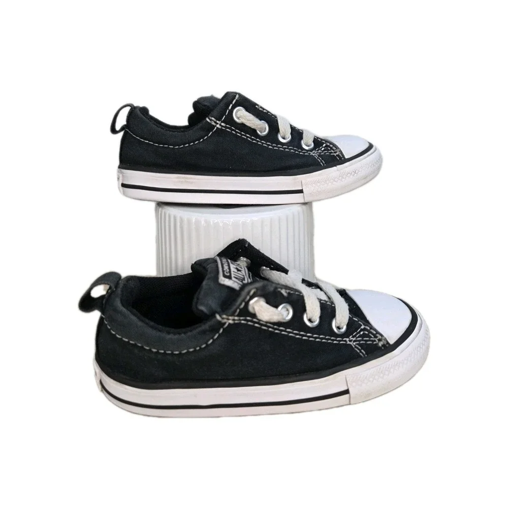 Converse Low Top Sneakers For Kids Size UK8 In Black And White. Has Elastic Band